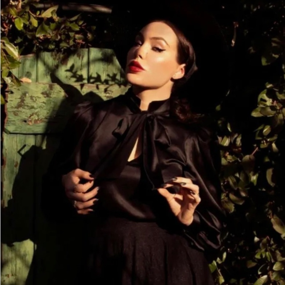 Black Victorian blouse. Bishop sleeves. Le Femme En Noir DRAMA! XL